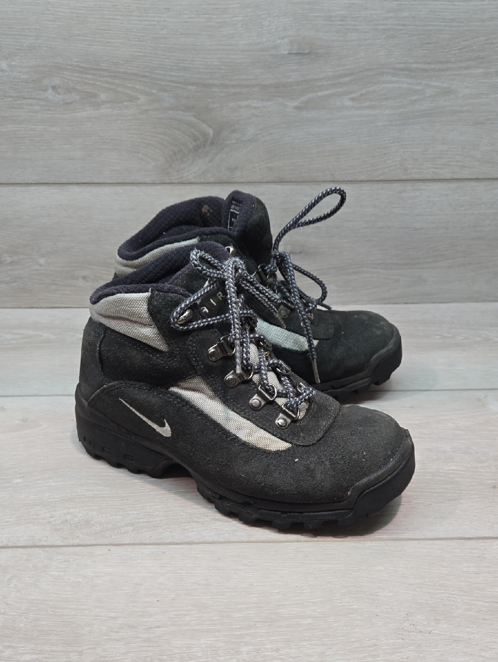 Nike Air Women Black Waterproof Suede Hiking Boots  Trail Shoe Sz 6